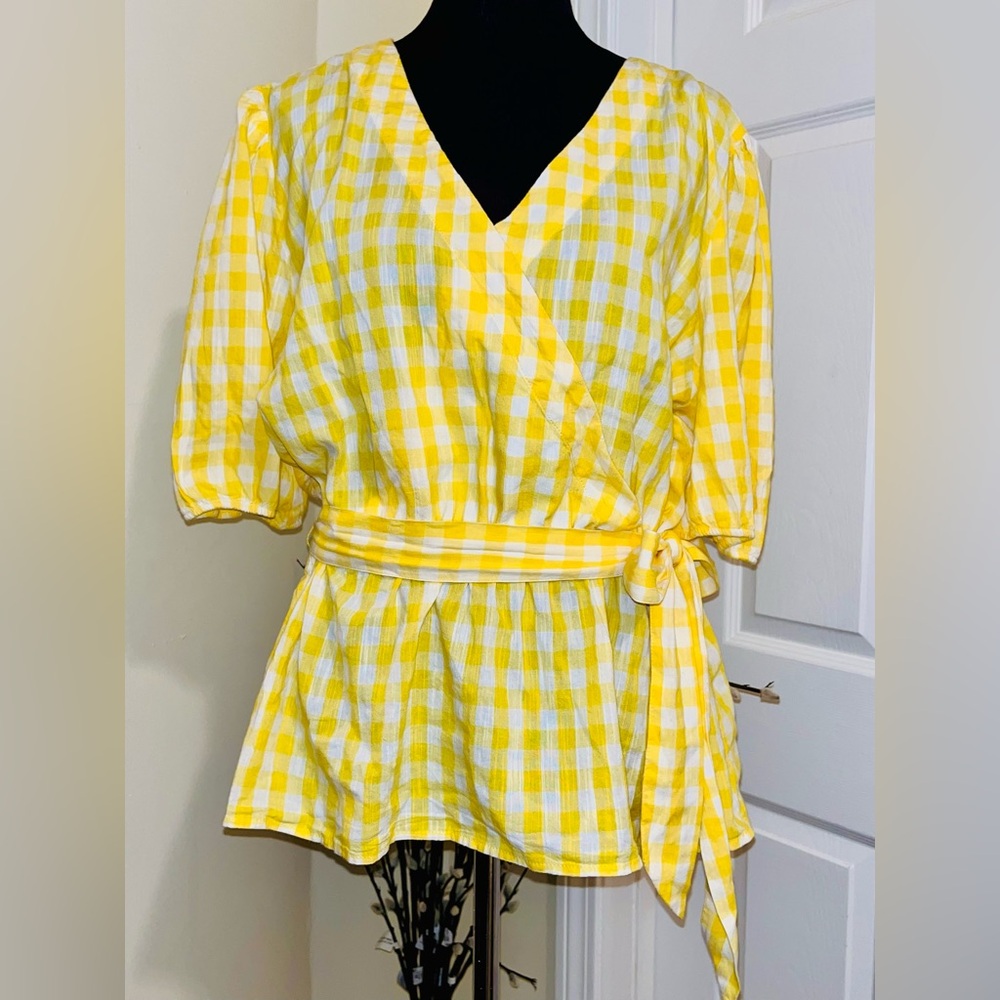 vintage St John’s Bay Yellow N White Houndstooth Wrap Top